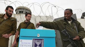 جنود إسرائيليون يدلون بأصواتهم في انتخابات سابقة - أرشيفية