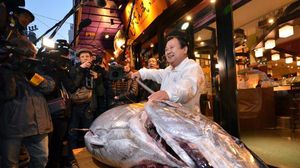 رئيس الشركة المالكة لسلسلة مطاعم شعبية يعرض السمكة العملاقة - أ ف ب