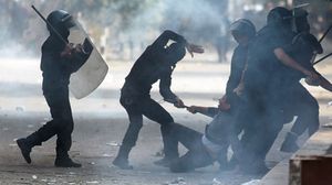 من اعتداءات رجال الأمن المصري على المتظاهرين - أرشيفية