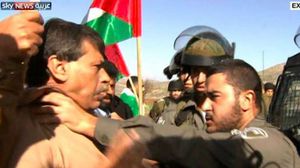 لحظة اعتداء الجندي الإسرائيلي على أبو عين - يوتيوب