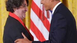 الرئيس أوباما يمنح المصور فيرغارا ميدالية في البيت الأبيض - أ ف ب
