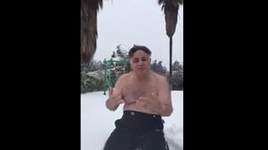 لقطة للحزبي الأردني خلال جلوسه على الثلج - يوتيوب