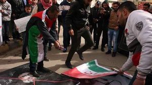 المتظاهرون أحرقوا صور نصر الله ونمر النمر - فيسبوك