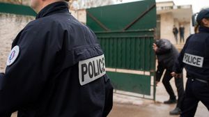 الشرطة الفرنسية أمام المدرسة اليهودية التي تعرض أحد أساتذتها للطعن - ا ف ب