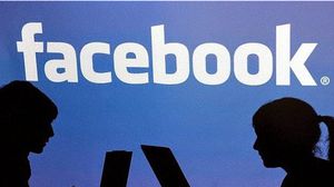 هل بات فيسبوك "متطفلا" على حياتنا الاجتماعية؟ - تعبيرية
