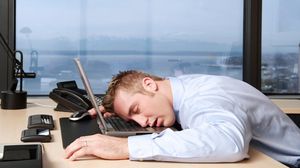 النوم في وضع غير صحي، والنوم لساعات غير كافية، من الممارسات الأخرى التي تقضي على سلامة الجسم