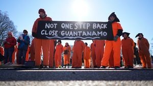 أكبر مجموعة من المعتقلين يتم نقلها من السجن منذ أن تولى أوباما الرئاسة ـ أ ف ب 