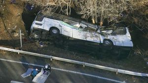 انحرفت الحافلة التي كانت تقل 39 راكبا وسائقين اثنين عن الطريق في مدينة كارويزاوا بطوكيو- فيسبوك