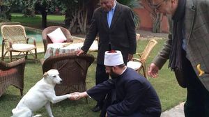 الأزهري مستشار السيسي نشر صورته وهو يصافح كلبا - فيسبوك