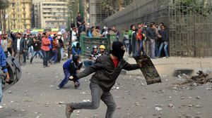 متظاهرون قرب مقر وزارة الداخلية غقب الانقلاب العسكري 2013 - أ ف ب