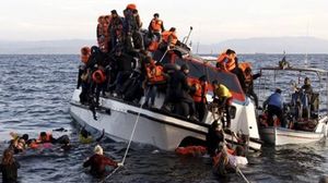يتكدس اللاجئون في قوارب مطاطية واهية أو قوارب صيد قد تطيح بركابها في البحر في ثوان- أرشيفية