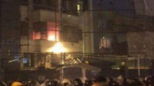 أنزل المحتجون العلم السعودي من مبنى القنصلية - يوتيوب