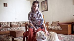 إيرانية تقتني كلبا في ظل قرار بمنع اقتنائها- أ ف ب