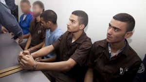 الشبان الفلسطينيون الأربعة الذين ألغيت إقاماتهم خلال تواجدهم في المحكمة- الإعلام العبري