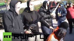 ثلاثة شباب يلبسون زيا أسودا ويضعون على وجوههم أقنعة لسياسيين يونانيين - يوتوب