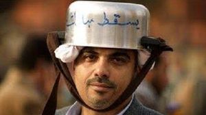 متظاهر مصري يرتدي إناء طبخ لحماية رأسه من حجارة البلطجية في موقعة الجمل - أرشيفية
