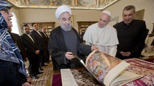 روحاني يقدم للبابا كتابا من مؤلفات الرسام الإيراني الشهير محمود فرشجيان - أ ف ب 
