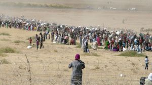 لاجئون سوريون على الحدود السورية التركية بانتظار السماح لهم بالدخول- أرشيفية