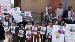 أهالي المحتجزين اليمنيين يطالبون بإطلاق سراحهم في وقفة سابقة - أرشيفية