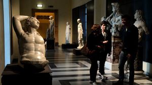 انتقادات واسعة للحكومة الإيطالية لتغطيتها التماثيل- أ ف ب