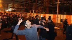 إيراني يلقي الحجارة على مبنى السفارة السعودية في طهران - تويتر