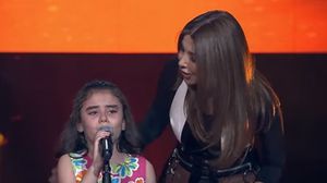 الطفلة السورية غنى بو حمدان تغني "أعطونا الطفولة" وتبكي معها الحضور - تويتر