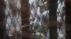معتقلون من سجن استقبال طرة يشاطرون معتقلين من سجن العقرب طعامهم في المحكمة - تويتر