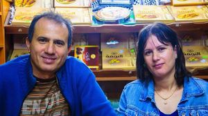المحرر نايف مع زوجته في بلغاريا- تويتر