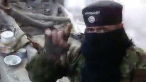 ظهر مقاتلون مقنعون كتب على قبعاتهم شعارات دينية يستخدمها "داعش" ـ يوتيوب