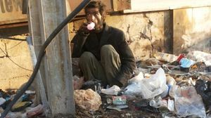 اضطر أهالي مضايا إلى غلي الأعشاب وأكلها وجمع الطعام من  بقايا القمامة - فيسبوك