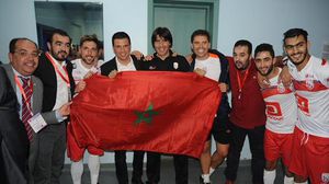 سيرخيو لوبيرا رفقة لاعبي المغرب التطواني وبعض المسؤولين عن النادي - غوغل