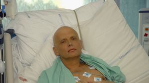 المعارض وعضو الاستخبارات الروسية السابق الكسندر ليتفيننكو قبيل وفاته بالتسمم- جيتي