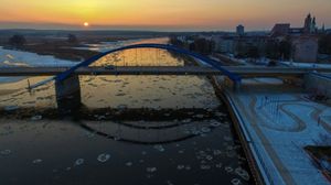 صورة تظهر نهرا على الحدود البولندية الألمانية به قطع من الجليد بسبب موجة البرد الشديدة التي تجتاح المنطقة- أ ف ب