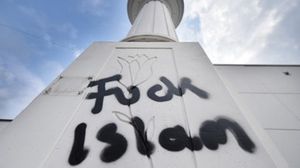 صورة لتدنيس إحدى المساجد في أوروبا "تعبيرية"- أ ف ب 