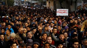 متظاهرون في مخيم جباليا شمال قطاع غزة ضد نقص الكهرباء- أ ف ب 