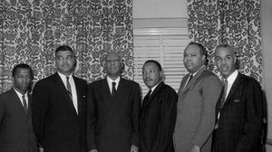 جون لويس على يسار مارتن لوثر كينغ في صورة التقطت لحركة الحقوق المدنية في أمريكا عام 1963- أ ف ب