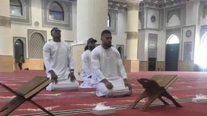 بطل العالم للملاكمة يصلي في دبي