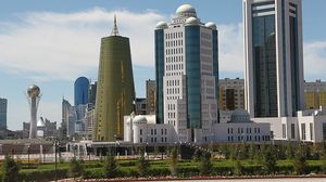 أفادت الصحيفة بأن الدبلوماسية الكازاخستانية انخرطت في عملية موازنة لتخفيف الاعتماد على الصين وروسيا- جيتي