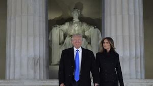 ترامب إلى جانب زوجته ميلانيا قرب نصب لينكولن في واشنطن قبيل مراسم تنصيبه- أ ف ب