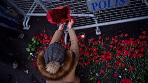 أتراك يضعون زهورا حمراء في مكان الهجوم المسلح الذي قتل فيه 39 شخصا- أ ف ب