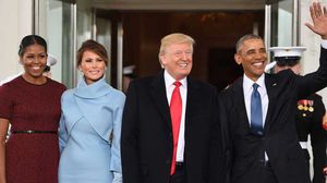 لحظة التقاط الصورة التذكارية بين أوباما وترامب وزوجتيهما في البيت الأبيض- وكالات