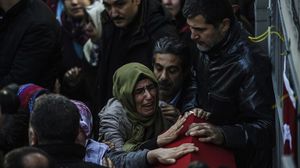 زوجة أحد قتلى هجوم إسطنبول خلال تشييعه- أ ف ب