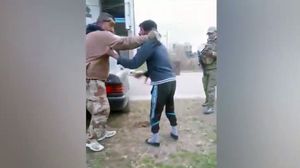 جندي عراقي يضرب أحد الضحايا قبل إعدامه- من الفيديو