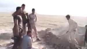 أحد الجنود يحفر القبر قبل إدخال المواطن الأعزل لقتله- يوتيوب