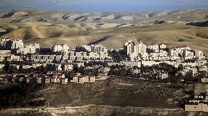 مستوطنة معاليه أدوميم شرقي القدس وفي الخلفية تظهر جبال الأردن- أ ف ب 