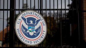 وزارة الأمن الداخلي الأمريكية أوقفت مؤقتا رحلات موظفيها لإجراء مقابلات مع اللاجئين في الخارج- جيتي