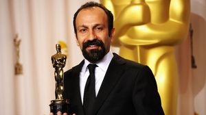 المخرج الإيراني أصغر فرهادي بعد استلامه لجائزة الأوسكار عام 2012- أ ف ب 