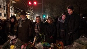 رئيس الوزراء الكندي "جاستن ترودو" يضع الزهور أمام المسجد الذي شهد الهجوم- أ ف ب
