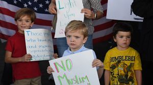 أطفال ينضمون للمظاهرات المنددة بقرارات ترامب لمنع دخول أمريكا- أ ف ب