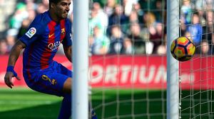 وكان الحكم ألغى هدفا لبرشلونة عندما دخلت الكرة حوالي نصف متر إلى مرمى ريال بيتيس - أرشيفية